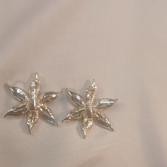 Elegant Floral Earrings - Picture 2 of 4